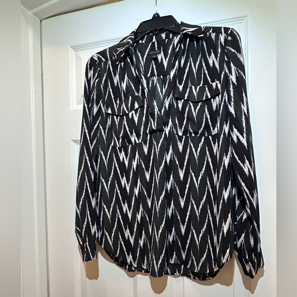 Ann Taylor black, green, white light weight long sleeve blouse